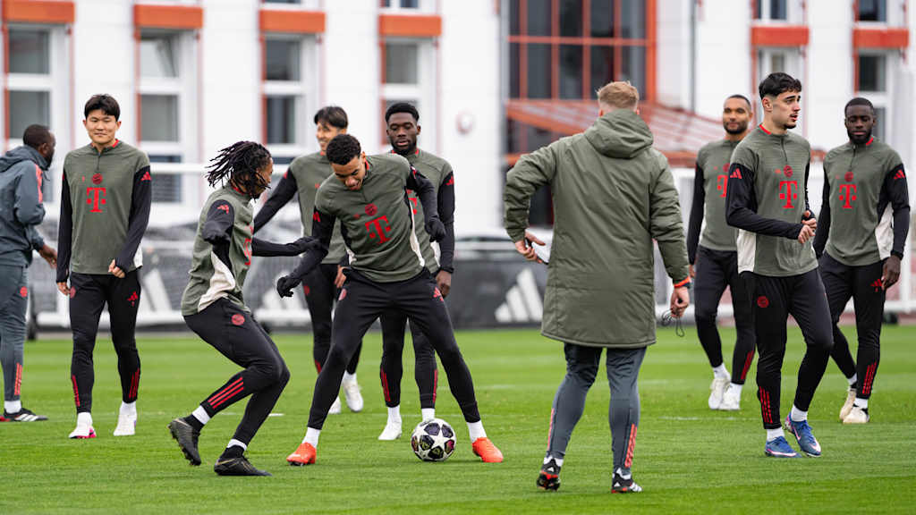 Die FC Bayern-Spieler im Training mit dem Ball: Jamal Musiala und Michael Olise.