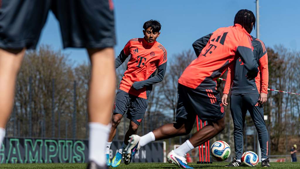 Skender Nuraj passt den Ball im Training der FC Bayern U17.
