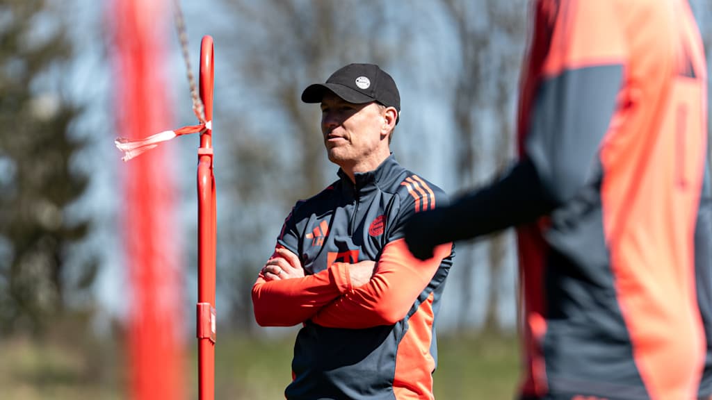 Leonhard Haas blickt nach links.