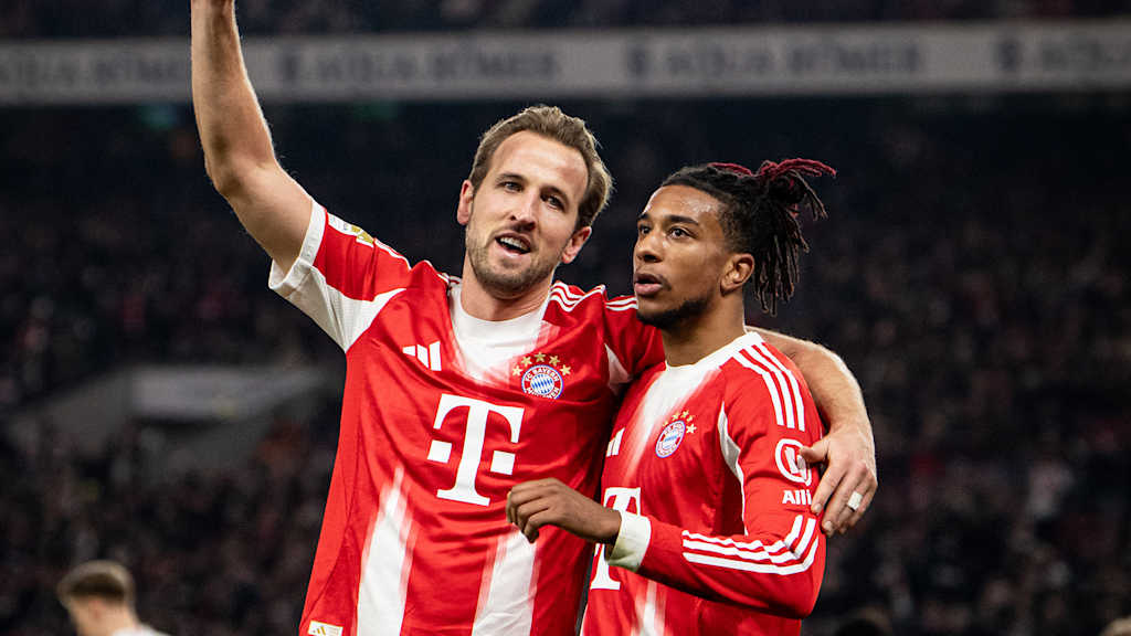 Harry Kane jubelt mit Michael Olise im Bundesliga-Spiel des FC Bayern beim VfB Stuttgart