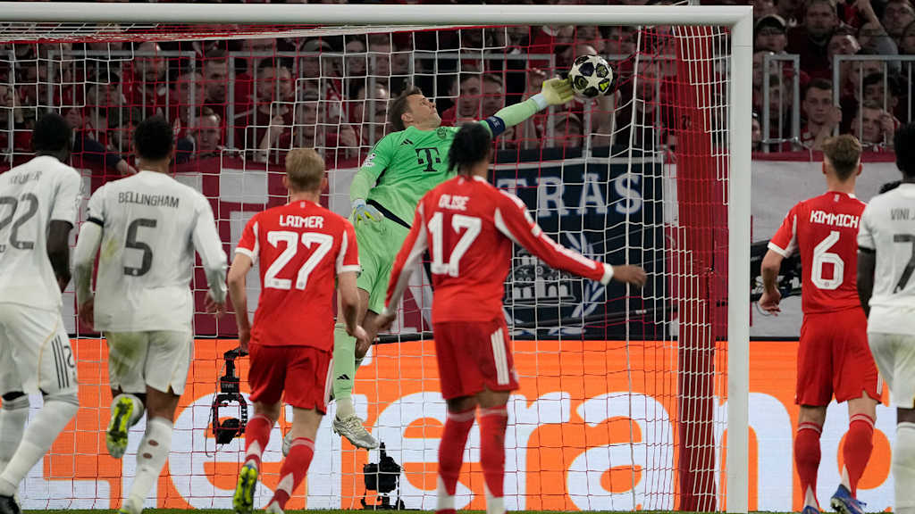 Manuel Neuer hecht vergebens nach dem Freistoß von Arda Güler zum 1:2 im Champions League-Viertelfinale zwischen dem FC Bayern und Real Madrid
