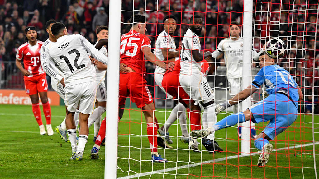 Aleksandar Pavlovic trifft aus dem Getümmel zum 1:1 im Champions League-Viertelfinale zwischen dem FC Bayern und Real Madrid