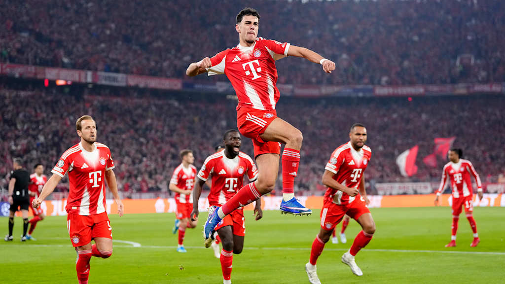 Jubelsprung von Aleks Pavlovic nach dem 1:1 im Champions League-Viertelfinale zwischen dem FC Bayern und Real Madrid