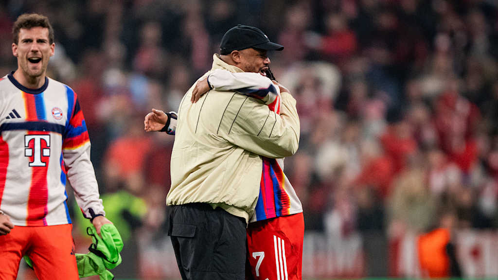 Vincent Kompany umarmt Serge Gnabry nach dem Sieg gegen Real