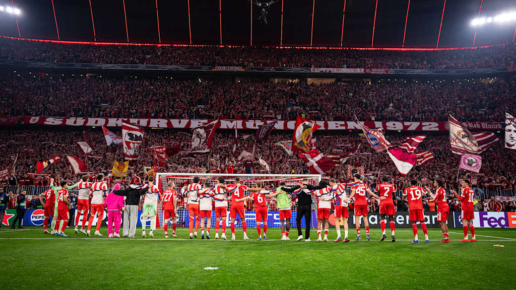 Spieler des FC Bayern hüpfen vor der Südkurve nach dem Sieg gegen Real