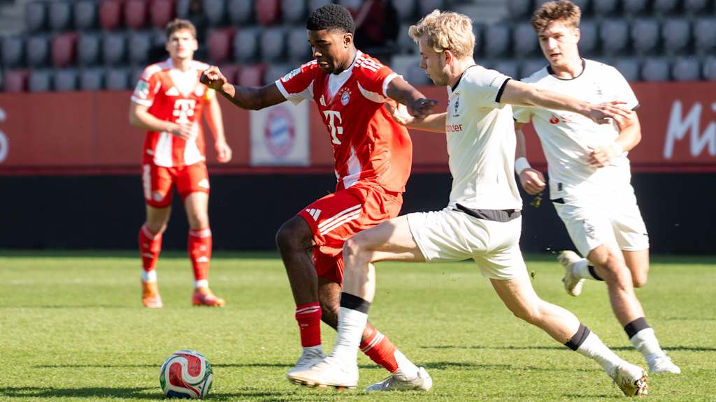 Allen Junior Lambe im Zweikampf mit seinem Gegenspieler.