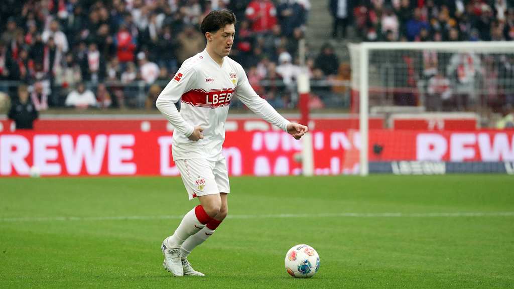 Angelo Stiller dribbelt mit dem Ball im Bundesliga-Spiel des VfB Stuttgart gegen den Hamburger SV.