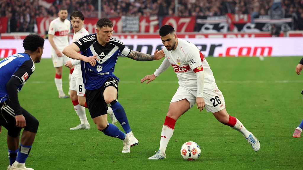 Deniz Undav dribbelt mit dem Ball im Bundesliga-Spiel des VfB Stuttgart gegen den Hamburger SV.