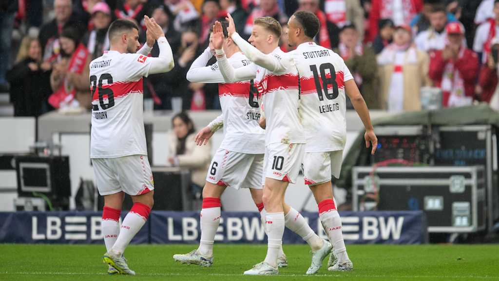 Spieler des VfB Stuttgart bejubeln ein Tor in einem Bundesliga-Spiel.