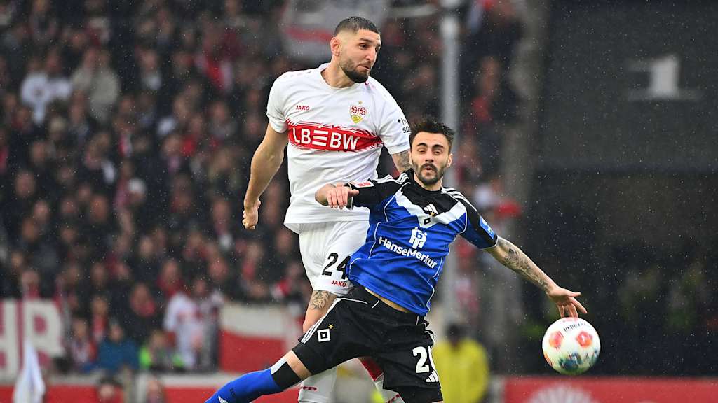 Jeff Chabot führt einen Zweikampf im Spiel des VfB Stuttgart gegen den Hamburger SV.