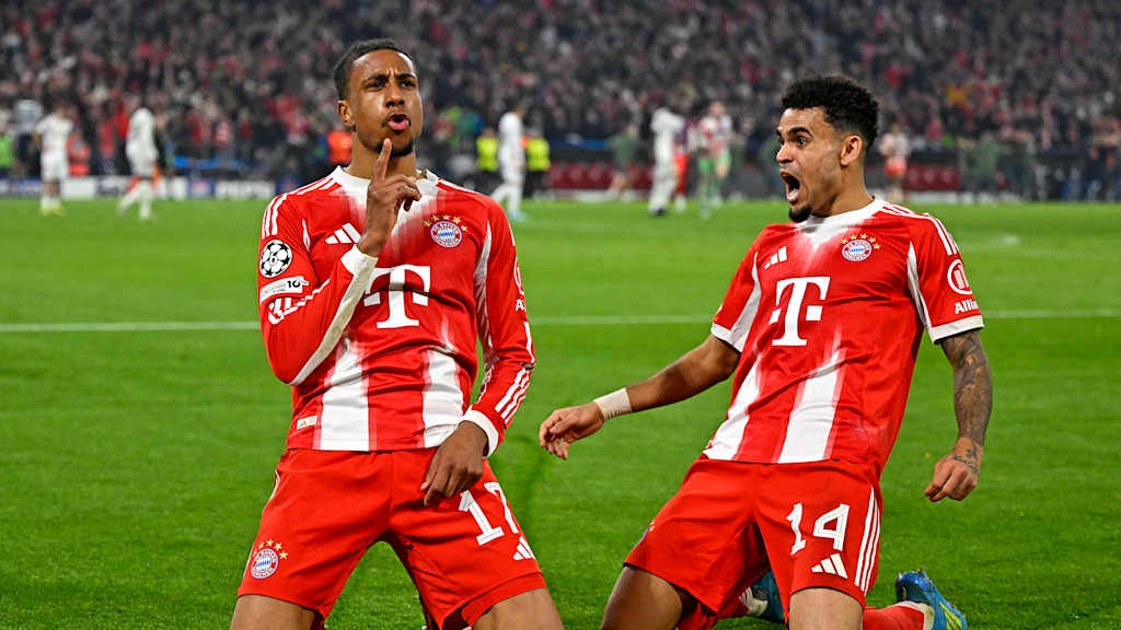 Michael Olise jubelt auf Knien mit Luis Diaz nach dem 4:3 im im Champions League-Viertelfinale zwischen dem FC Bayern und Real Madrid