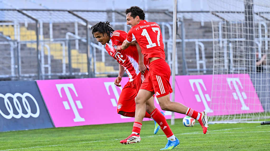 Julien Yanda jubelt mit Mudaser Sadat.