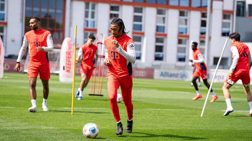 Michael Olise im Training des FC Bayern