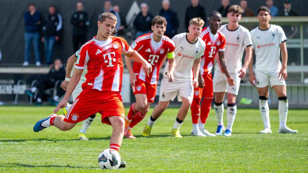 Yll Gashi schießt einen Elfmeter.