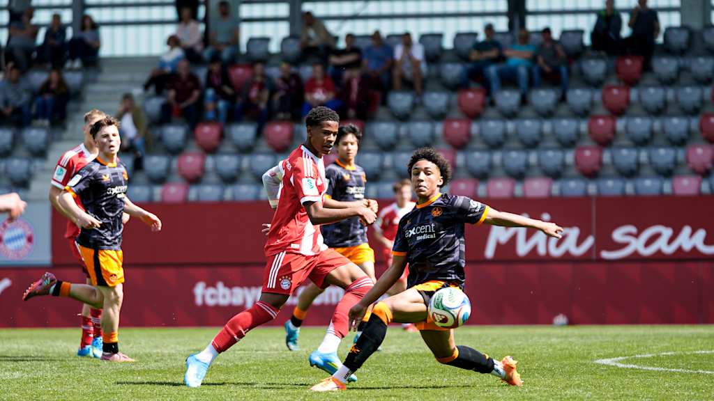 Leeron Danioko passt den Ball.