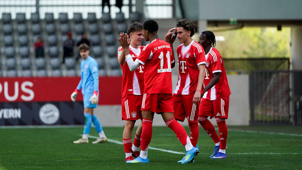 Die FC Bayern U17 bejubelt einen Treffer.