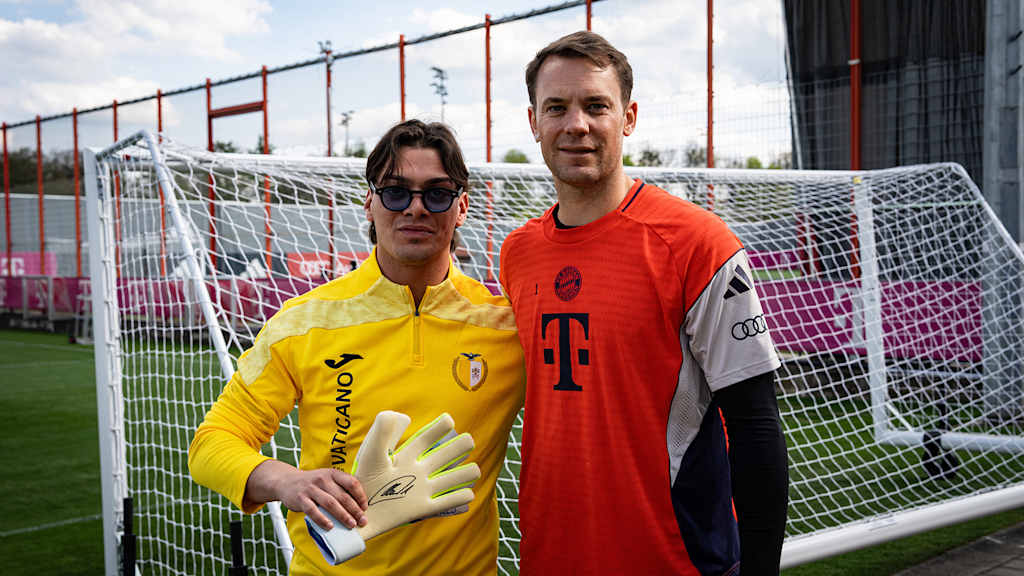 Manuel Neuer mit einem Spieler des Vatikan
