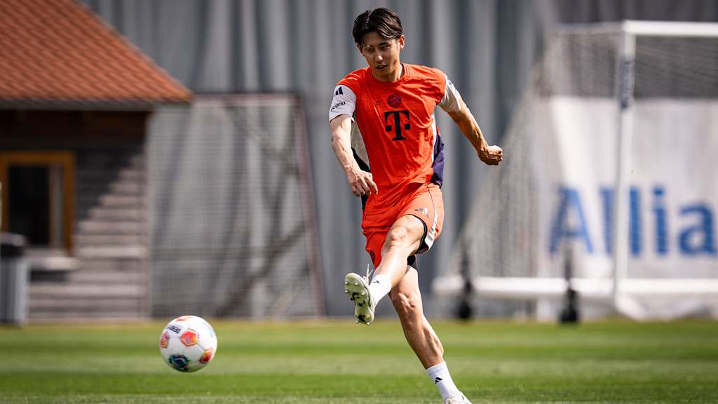 Hiroki Ito schießt im Abschlusstraining des FC Bayern vor dem Bundesliga-Heimspiel gegen den VfB Stuttgart auf das Tor