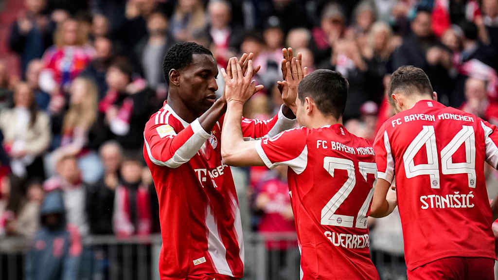 Raphaël Guerreiro und Nicolas Jackson klatschen ab während des Bundesliga-Heimspiels des FC Bayern gegen den VfB Stuttgart