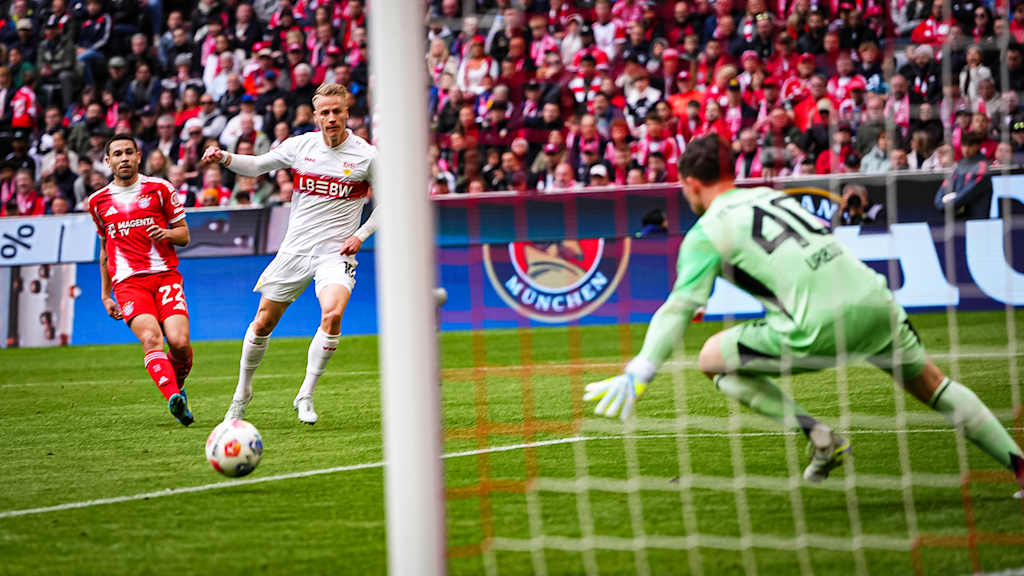 Chris Führich trifft zum 0:1 während des Bundesliga-Heimspiels des FC Bayern gegen den VfB Stuttgart