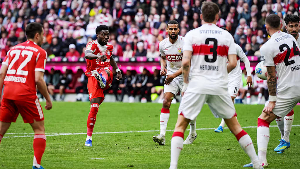 Alphonso Davies trifft zum 3:1 während des Bundesliga-Heimspiels des FC Bayern gegen den VfB Stuttgart