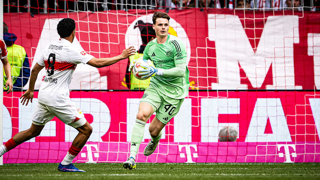 Jonas Urbig mit Ball in der Hand während des Bundesliga-Heimspiels des FC Bayern gegen den VfB Stuttgart