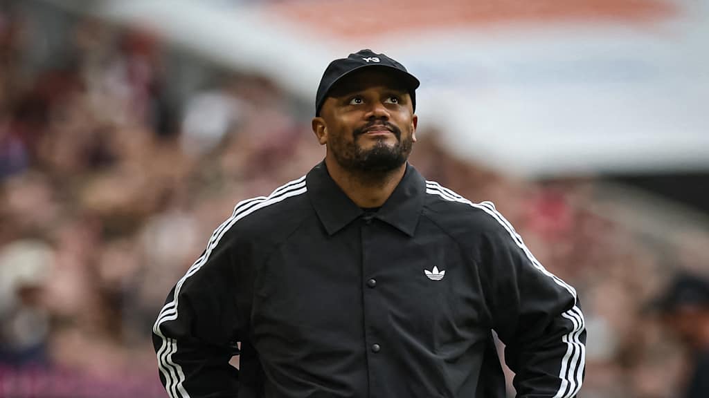 Vincent Kompany mit einem Lächeln an der Seitenlinie während des Bundesliga-Heimspiels des FC Bayern gegen den VfB Stuttgart