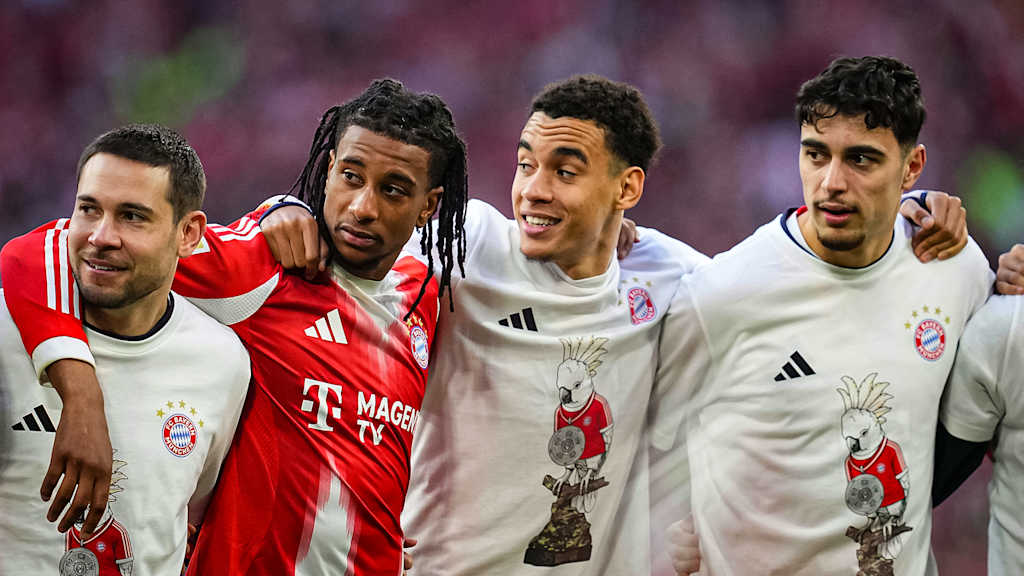 Die Mannschaft feiert die Deutsche Meisterschaft nach dem Heimsieg gegen den VfB Stuttgart