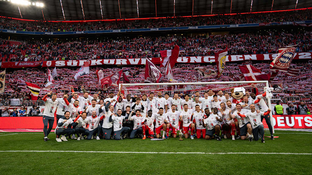 Die Mannschaft und das Trainerteam des FC Bayern jubeln vor der Südkurve über die Meisterschaft