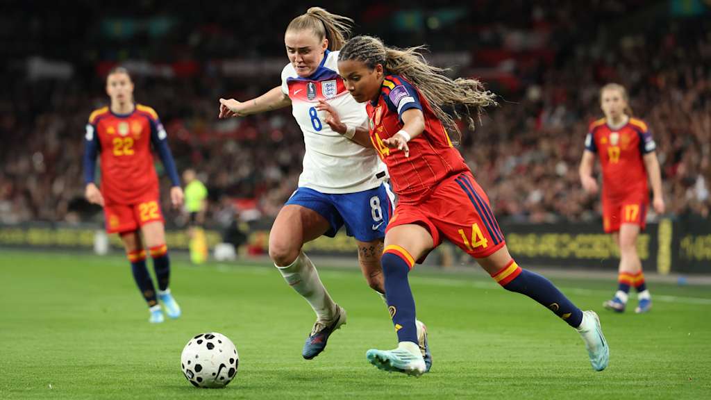 Georgia Stanway im Zweikampf.