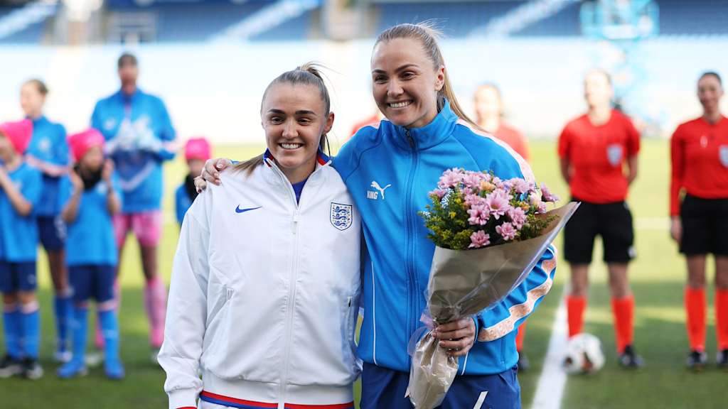 Georgia Stanway und Glódís Viggósdóttir vor Anpfiff der Partie.