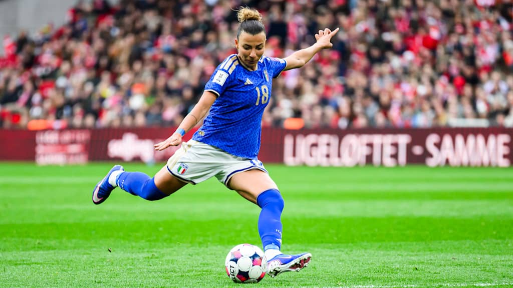 Arianna Caruso beim Abschluss im Trikot der italienischen Nationalmannschaft.