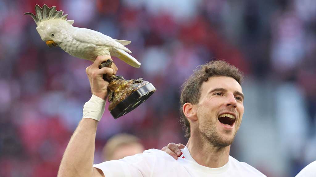 Leon Goretzka mit dem Porzellan-Kakadu, dem Talisman des FC Bayern