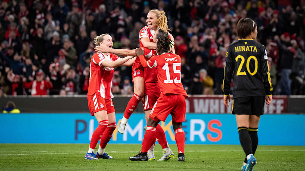 Die FC Bayern Frauen bejubeln den Sieg über Manchester United.