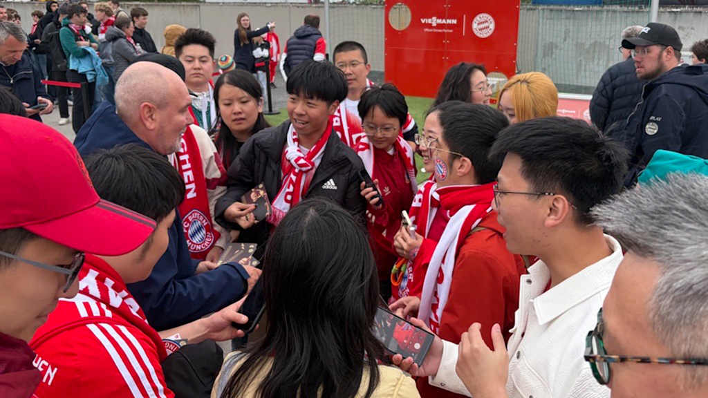 World Cup winner Raimond Aumann met Bayern fans from Asia at the Allianz Arena.