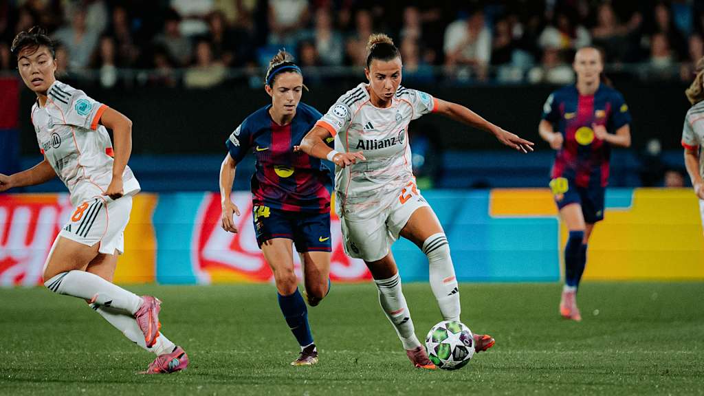 Arianna Caruso mit Ball am Fuß während des Gastspiels der FC Bayern Frauen in der UEFA Women’s Champions League beim FC Barcelona