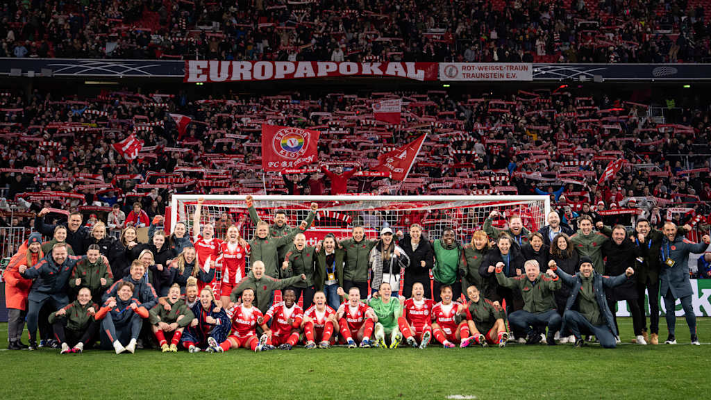 Die FC Bayern Frauen vor der Südkurve nach dem Sieg gegen Manchester United.