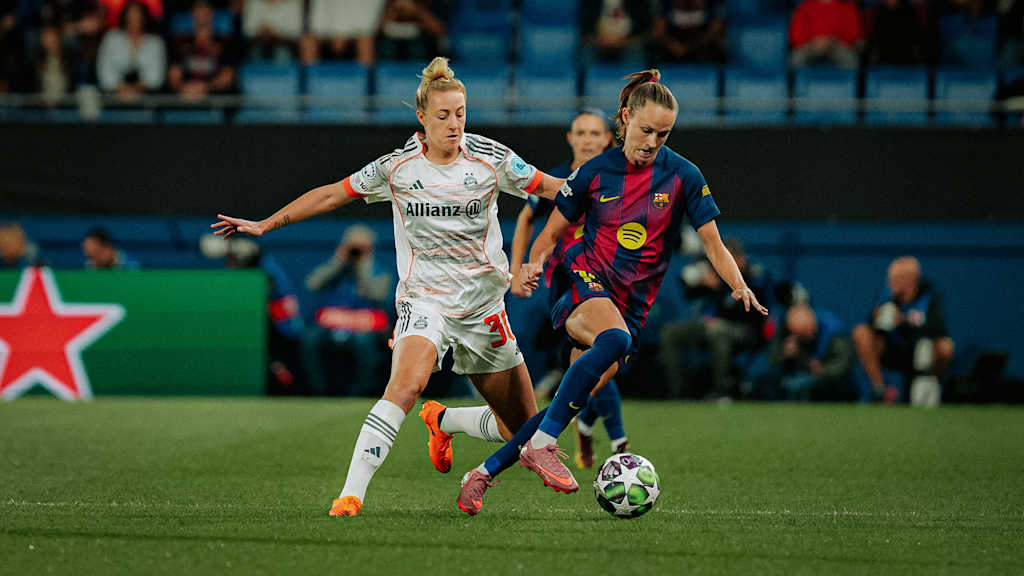 Carolin Simon im Zweikampf während des Gastspiels der FC Bayern Frauen in der UEFA Women’s Champions League beim FC Barcelona
