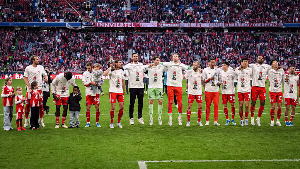Die Mannschaft feiert die Deutsche Meisterschaft vor der Kurve nach dem Heimsieg gegen den VfB Stuttgart
