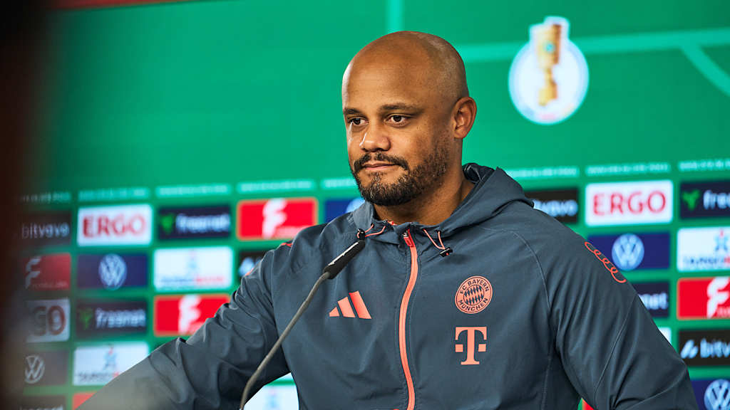 Vincent Komapny im Pressetalk des FCB Bayern vor dem DFB-Pokal-Halbfinale in Leverkusen