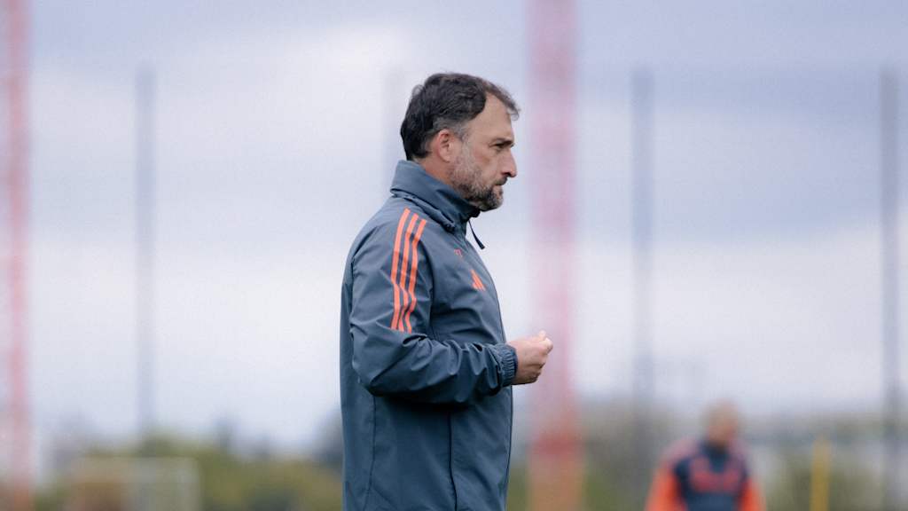 José Barcala während einer Trainingseinheit der FC Bayern Frauen.