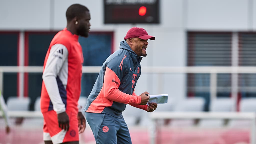 Vincent Kompany gibt Anweisungen im Training des FC Bayern