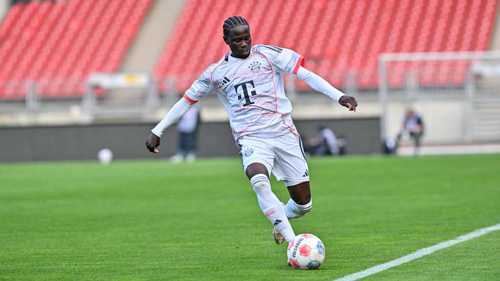 Bajung Darboe mit dem Ball am Fuß.