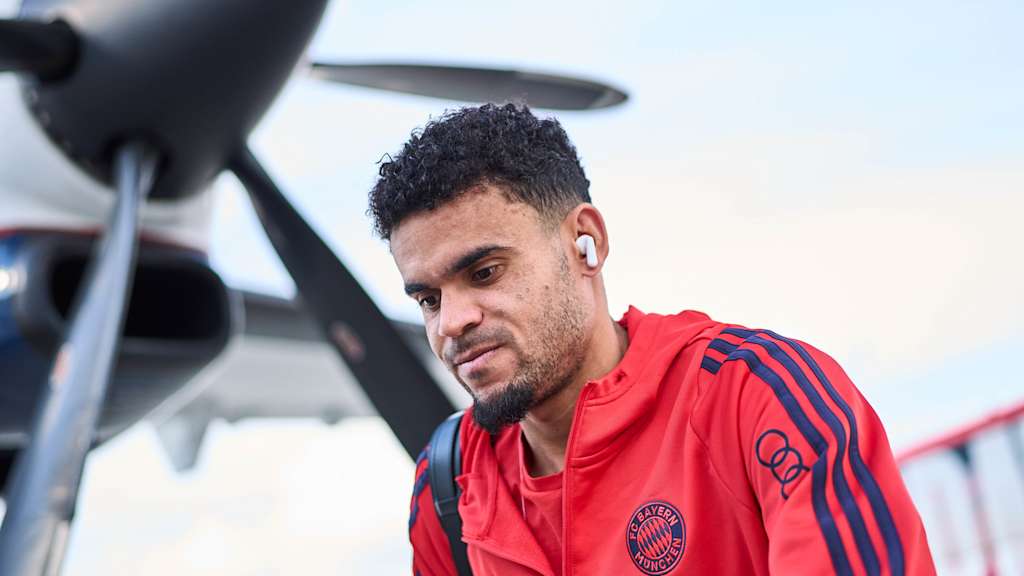 Luis Diaz steigt in ein Flugzeug ein