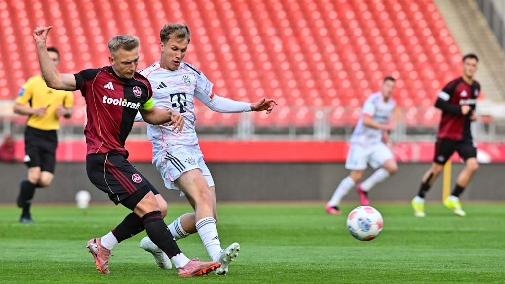 Kurt Rüger mit seinem Gegenspieler im Zweikampf um den Ball