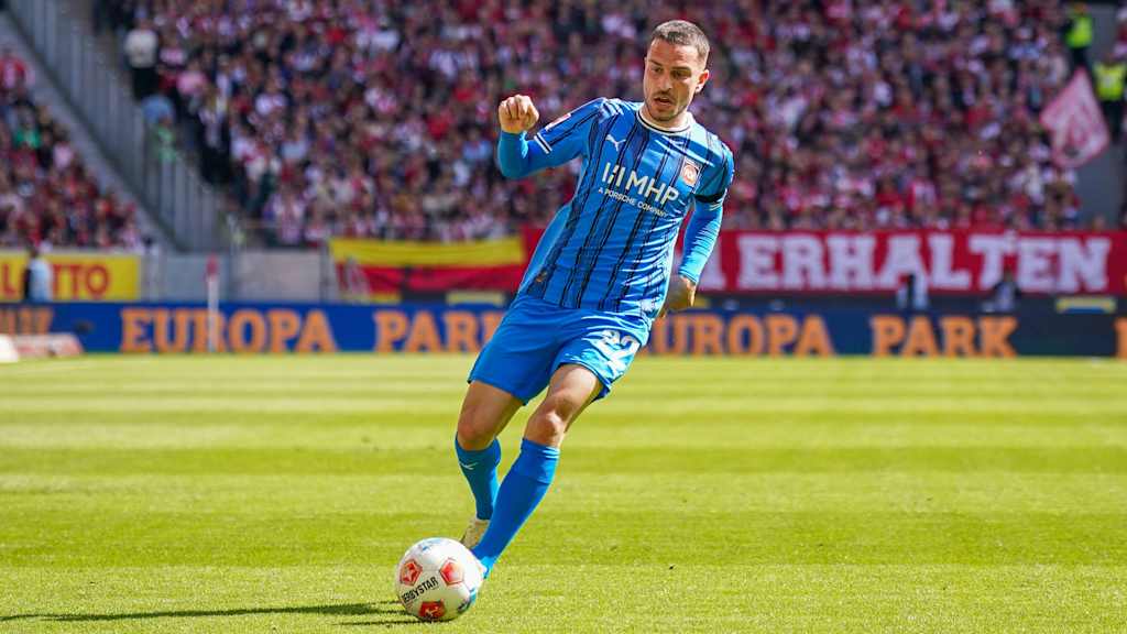 Arijon Ibrahimovic führt den Ball am Fuß.