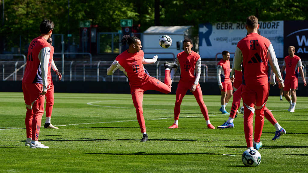 Michael Olise spielt einen Ball mit der Hacke beim Anschwitzen des FC Bayern vor dem Pokalspiel in Leverkusen