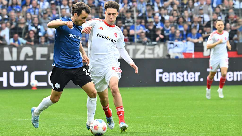 Javier Fernandez im Zweikampf um den Ball mit seinem Gegenspieler.