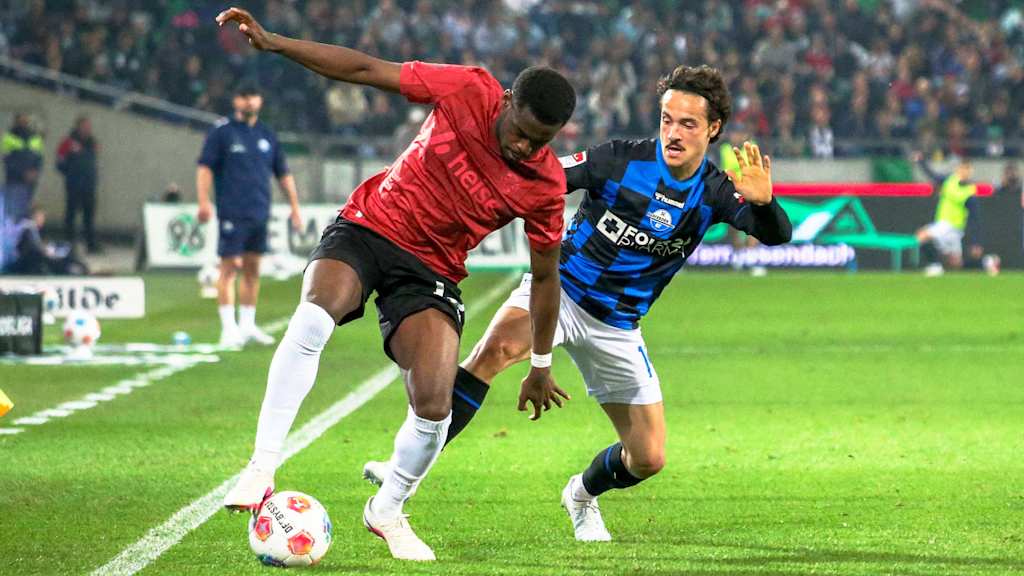 Noel Aseko Nkili behauptet den Ball vor seinem Gegenspieler.