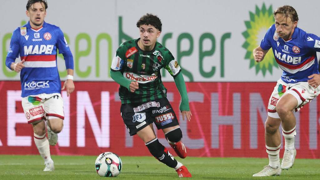 Jussef Nasrawe führt den Ball am Fuß.